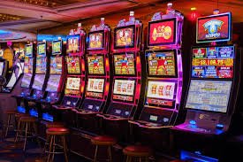 Dashboard aplikasi mobile aventurine menampilkan berbagai kategori permainan dan opsi sportsbook
